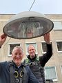 OB Dr. Thomas Jung und infra-Geschäftsführer beim Austausch der letzten Natrium-Dampfhochdruck-
Leuchte in der Marienstraße durch modernere LED-Lampen, Nov 2024