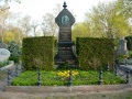 Das Grab von Bürgermeister <!--LINK'" 0:88--> auf dem Fürther Hauptfriedhof, Grabfeld 18, Nr. 11-13