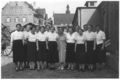 Werkfrauengruppe 1938 im Hof des Verwaltungsgebäudes des Städtischen Betriebsamts, rechts das Elektrizitätswerk, im Hintergrund das <!--LINK'" 0:10--> sowie die Türme von <!--LINK'" 0:11--> und <a class="mw-selflink selflink">Altem Krankenhaus</a>
