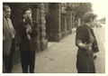 Rainer Appel mit Eltern am großen Tor zur Villa an der <!--LINK'" 0:18-->. Im Hintergrund der Zaun von Nr. 78. Ca. 1955
