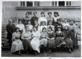 Klasse der Höheren Mädchenschule (späteres Helene-Lange-Gymnasium) im Sommer 1910. Hinterste Reihe, zweite von links: .