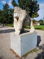 Freiplastik „Gorilla mit Sattel“ (Beton) von Christian Rösner im Südstadtpark (September 2024)