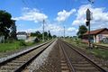 Blick zum <a class="mw-selflink selflink">Bahnhof Vach</a> vom Bahnübergang <!--LINK'" 0:6--> aus. Im Hintergrund rechts <!--LINK'" 0:7--> im Juni 2020