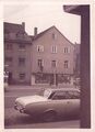 Die Gebäude Königstraße 91 & 93 im Jahr 1961 nach Anbringung einer Hegendörfer-Leuchtreklame