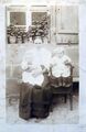 Die Kriegerwitwe Christine Ulrich, geb. Sulzner, mit den Kindern Andreas und Margarete vor ihrem Bauernhof <!--LINK'" 0:236-->, ca. 1919