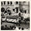 Erntedankfestzug in der Schwabacher Straße, Motivwagen mit Kleeblatt, 1962