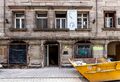 Historischer Schriftzug an der Fassade des Gebäudes Ludwig-Erhard-Straße 19: Nieder mit dem Kapitalismus, vermutlich aus den 1910er Jahren, Juli 2022