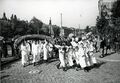 Festzug auf der Michaelis-Kirchweih vermutlich mit der Metzgerinnung - auf dem Weg von der heutigen Rudolf-Breitscheid-Straße in die Kirchenstraße, 1938