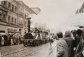 Bahnjubiläum 125 Jahre Eisenbahn. Fahrt des Adlernachbaus auf den <!--LINK'" 0:13--> am 7.12.1960 in der Bahnhofstraße. Im Hintergrund ist das <!--LINK'" 0:14--> erkennbar.