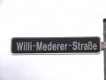 Straßenschild Willi-Mederer-Straße am alten Standort im 