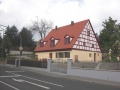 Denkmalgeschütztes Bauernhaus, <a class="mw-selflink selflink">Fuchsstraße</a> 46, ehemals mit eigener Hausquelle.