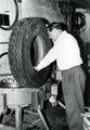 Überprüfung des runderneuerten Reifens auf seine Qualität - Foto Reifen-Reichel, ca. 1960