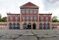 Die imitierte Fassade des Ludwigsbahnhofs an seiner historischen Stelle - der heutigen Fürther Freiheit - <br/>im Rahmen der Aktion "Ludwigsbahnhof-Zeitreise" vom <!--LINK'" 0:15--> bis <!--LINK'" 0:16--> <!--LINK'" 0:17-->