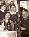 Mulini mit Familie. Ehefrau Babette, Töchter Betty und Marianna, Hund Barri