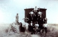 Arbeiter aufgereiht vor einem Güterwaggon auf der Trasse der späteren ""