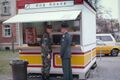 Hot Dog-Stand vor Gebäude 65B, heute Merkurstraße 21