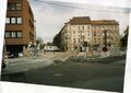 Blick von der  in die . Links Gebäude <a class="mw-selflink selflink">Vacher Straße 3</a>, rechts Eckgebäude  und  im November 2003