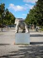 Freiplastik „Gorilla mit Sattel“ (Beton) von Christian Rösner im Südstadtpark (September 2024)