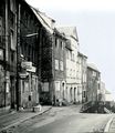 Bergstraße mit den Hausnummern 13, 15, 17, 19, 21, links im Bild die Gaststätte Wacht am Rhein, ca. 1970