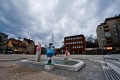 Neugestalteter Platz mit Brunnen und Kunstskulpturen an der <a class="mw-selflink selflink">Billinganlage</a>