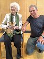 Ruth Weiss an ihrem 100. Geburtstag mit Gratulant 