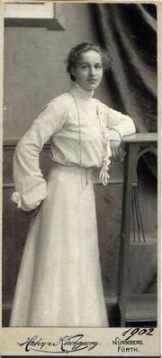 Frau in Weiß 1902.jpg