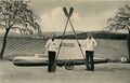 Die Brüder Joseph und Gustav Schneider mit ihrem Paddelboot, in dem sie nach Afrika 1926 paddelten. Aufnahme entstand im Fotostudio Krehn, 1926