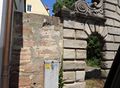 Details Mauer und Eingangspforte zum Schloss <!--LINK'" 0:31--> im Juni 2020