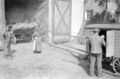 Dreschtag mit Maschineneinsatz im Bauernhof von <!--LINK'" 0:221--> in Stadeln, Aufnahme von 1935