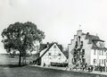 Das Gebäude Ulmenstraße 3 im Wiesengrund an der Ludwigsbrücke - mit NSDAP-Beflaggung - im Hintergrund das Batzenhäusla, ca. 1936