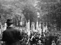 Die Nagelsäule auf der ehem. Englischen Anlage zur feierlichen Eröffnung, 9. Juli 1916