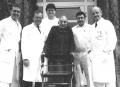  (in der Mitte) am  Fürth und dem Behandelndem Team, u.a. Prof. Dr. med. Heinrich Worth links neben ihr und Prof. Dr. med. Ottmar Stadelmann rechts außen.