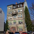 Mietshaus Waldstraße 57 mit bewachsenem Südgiebel, April 2020