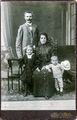 Ehepaar im Atelier Stöhr mit zwei Kindern und Hut, ca. 1920