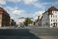 Blick aus dem Schatten des <!--LINK'" 0:11--> auf den zur Durchfahrtsstraße degradierten <a class="mw-selflink selflink">Königsplatz</a>.