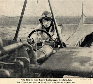 Melli Beese auf ihrer Rumpler Taube 1911.jpg