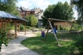 Eingangsbereich der <a class="mw-selflink selflink">Interkulturellen Gärten</a> mit Pavillon und Kinderspielplatz entlang der 