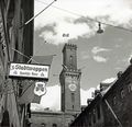 Blick von der Bäumenstraße auf das mit mehreren Hakenkreuzfahnen bestückte Rathaus, links im Bild die Gaststätte Zum Stadtwappen, ca. 1940