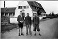 Das neu errichtete HJ-Heim (1939) in der  – nach Abriss steht heute dort das CVJM-Heim an gleicher Stelle; Personen v. l.: Paul Amm, Ludwig Haberkamm und Fritz Stengel