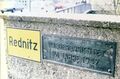 Bronze-Emblem zum Wiederaufbau der 3. <a class="mw-selflink selflink">Maxbrücke</a> nach der Kriegsbeschädigung <!--LINK'" 0:117-->, Aufnahme vom April 1992.