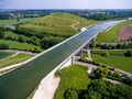 Blick zum Ssolarberg, davor der Main-Donau-Kanal mit der Kanalbrücke Zenn, 26. Juni 2016