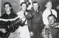 Freddy Quinn im Herbst 1950 bei einem Auftritt in der Bar im [[Gelben Löwen]]. Im Hintergrund rechts Rolf Ermann, darunter Kurt Reichel. Links: Freddy Quinn. In der Mitte zwei unbekannte US-Soldaten.