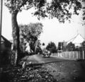 die südliche Ortseinfahrt von Alt Stadeln an der <!--LINK'" 0:36--> <a class="mw-selflink selflink">1938</a> mit spielenden Kindern am Straßenrand und seltenen Verkehr durch ein "Adler" Personenfahrzeug. Links das Walmdachgebäude <!--LINK'" 0:37--> danach ehemalige landwirtschaftliche Gebäude der Familie Büchel <!--LINK'" 0:38-->, ganz vorne das <!--LINK'" 0:39-->.