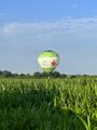 Heißluftballon bei der Landung in Burgfarrnbach, 2024.