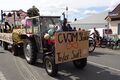 Festwagen vom  mit Taylor Swift Double leider männlich beim Stadelner Kärwazug, August 2024