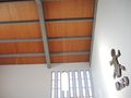 Decken Detail der  Stadeln (Beton Fertigelemente), Fensterreihe und Christus Bronze Wandplastik von  2018.