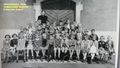 Klassenfoto der 1. Klasse 1954 mit Lehrerin Bauer vor der Turnhalle (mit Namensliste s. u.)