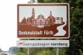 Hinweisschild "Denkmalstadt Fürth" am Frankenschnellweg.