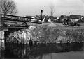 Heubrücke mit Stadeln im Hintergrund mit Ochsenfuhrwerk und zwei Maibäumen, ca. 1933