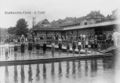 Das ehem. Flussbad an der Badstraße/ Uferpromenade hier mit Mädchenklasse bei sog. "Trockenübungen", 1925.